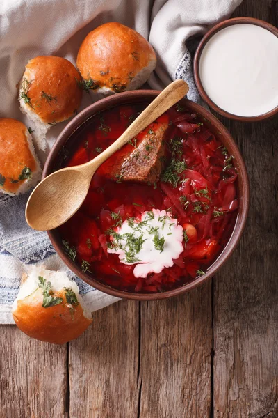 Sopa de borsch ucraniana e pães de alho na mesa. parte superior vertical — Fotografia de Stock