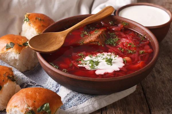 Sopa roja borscht ucraniano cerrar en un tazón. horizontal — Foto de Stock