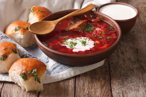 Ukrainische Borschtsch-rote Suppe mit Knoblauchbrötchen auf dem Tisch. horizo — Stockfoto