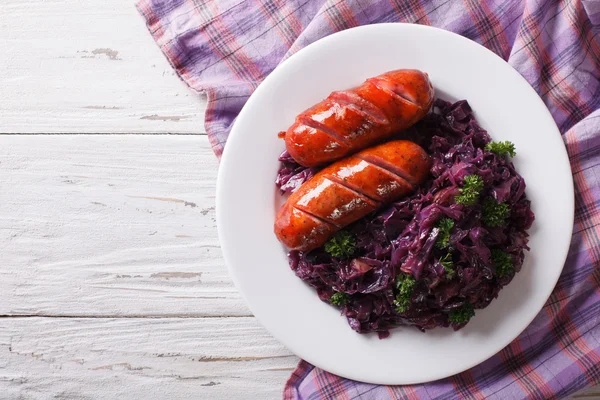 Grillad Sausageswith kokt rödkål. horisontella ovanifrån — Stockfoto