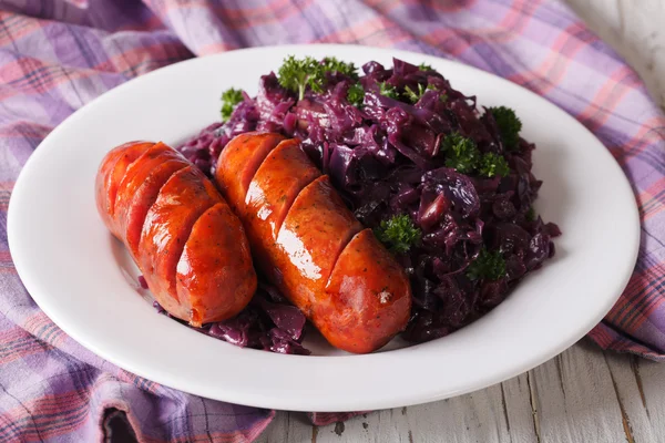 Wurstgrill mit geschmortem Rotkohl in Nahaufnahme. horizontal — Stockfoto