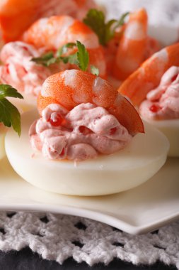 karides, peynir ve havyar makro ile doldurulmuş yumurta. Dikey
