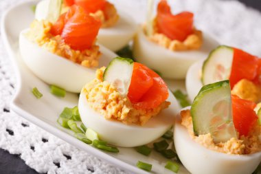 Somon, peynir ve salatalık ile doldurulmuş yumurta yakın çekim. horizonta