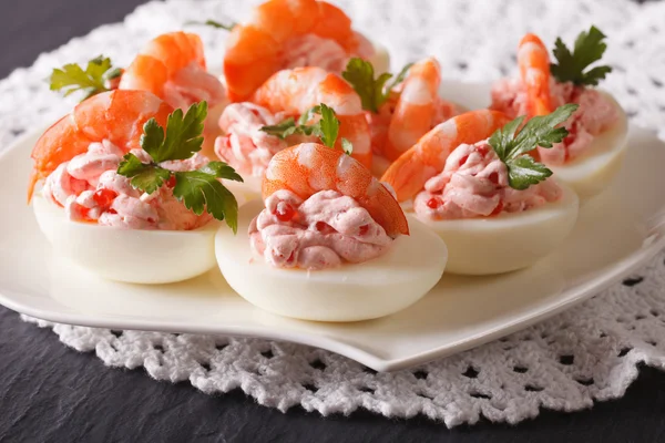 Telur lezat diisi dengan makanan laut dekat di piring. cakrawala — Stok Foto