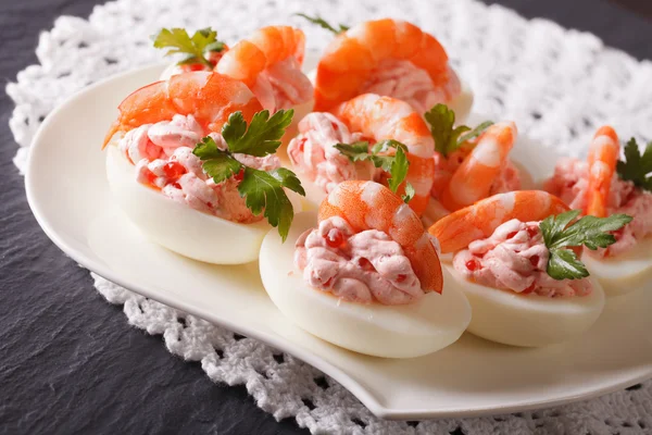 Aperitivo de férias: ovos recheados com camarões e queijo creme — Fotografia de Stock