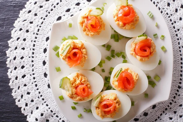 Huevos rellenos de salmón, queso y pepino de cerca. horizonta — Foto de Stock