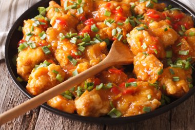 Portakal soslu tatlı baharatlı tavuk. Yatay