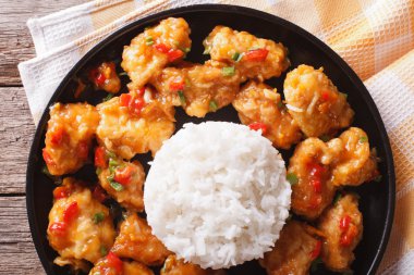 pirinç yakın bir plaka üzerinde çekim ile portakal soslu tavuk. horizonta