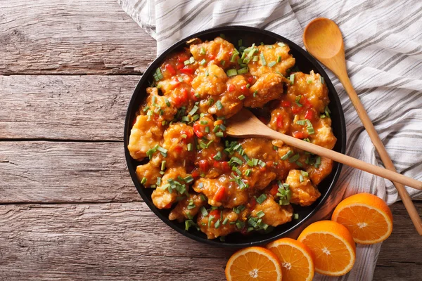 Pollo naranja en un plato sobre la mesa. Vista superior horizontal, rus — Foto de Stock