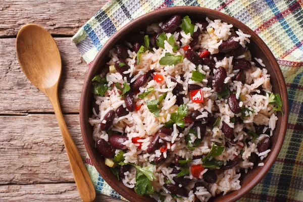 Рис з червоною квасолею і овочами в мисці крупним планом. горизонтальна — стокове фото