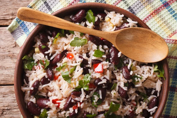 Рис с красной фасолью в миске крупным планом на столе. hhhontal — стоковое фото