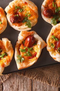 muffins sosis ile peynir yakın pişirme çanağı. Dikey t