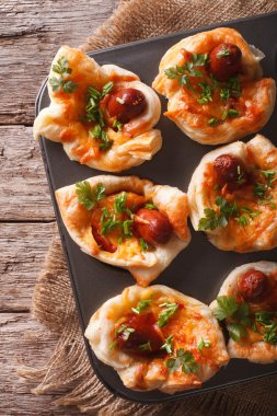 sosis pişirme çanağı closeup ile puf çörekler. Dikey üst VI