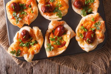 muffins sosis ile peynir yakın pişirme çanağı. Yatay