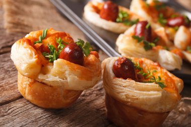 muffins sosis, peynir ve soğan makro ile. Yatay