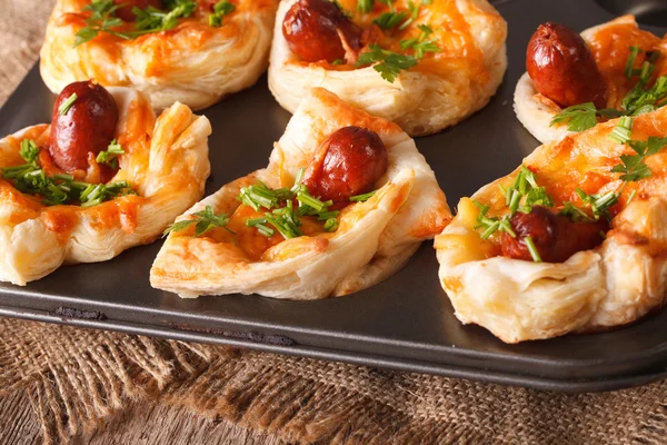 Muffins com linguiça, queijo perto em assadeira. horizontal — Fotografia de Stock