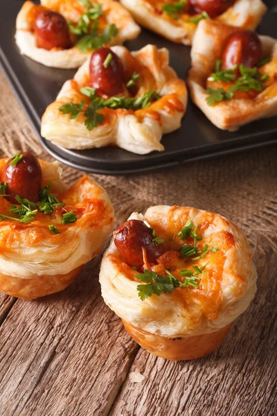 Muffins recém-assados com salsicha, queijo e cebola close-up. Ve — Fotografia de Stock