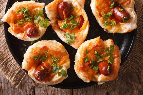 Muffins saborosos com salsicha e queijo close-up. Topo horizontal v — Fotografia de Stock