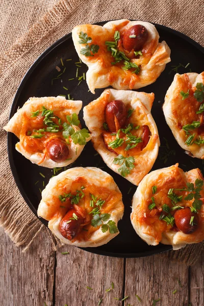 Sabrosas magdalenas con salchicha y queso de cerca. vertical superior vie — Foto de Stock