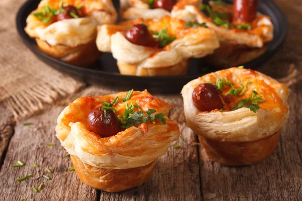 Petits pains de pâte feuilletée avec saucisse et fromage close-up. Horizontal — Photo