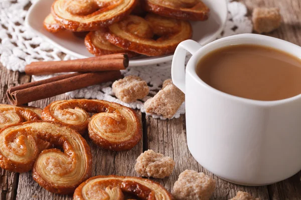 Galletas de hojaldre Palmiers y café con leche de cerca, h — Foto de Stock