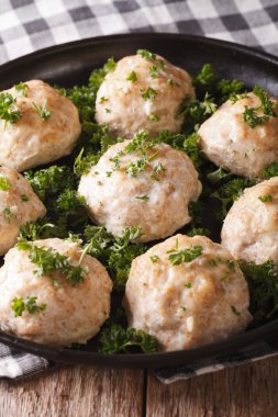 Tavuk köfte maydanoz yakın bir plaka üzerinde çekim ile. Dikey