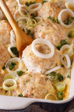 yemek pişirme içinde krem peynir sosu makro tavuk topları. ver