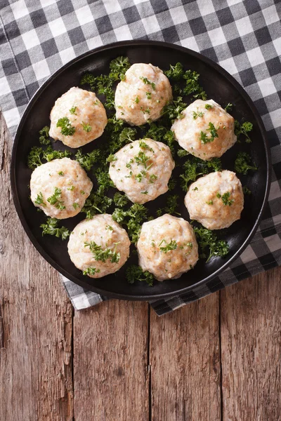 Zelfgemaakte gehaktballen met peterselie op het bord. Verticale bovenaanzicht — Stockfoto