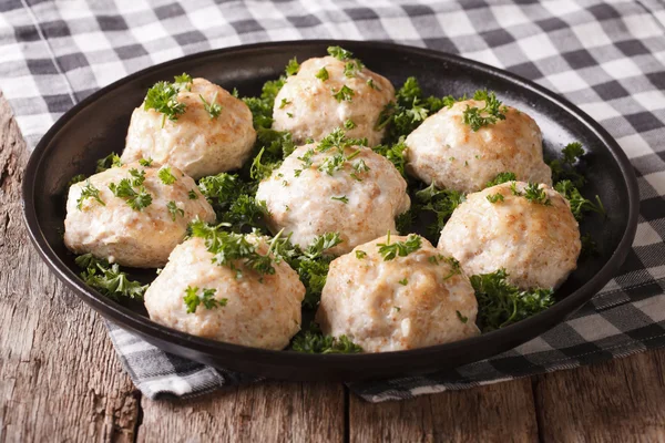 Délicieuses boulettes de viande avec du persil en gros plan sur une assiette. horizontal — Photo