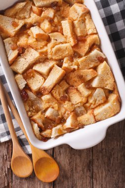 Lezzetli İngilizce ekmek pudding üzüm ile kapatın. Dikey 