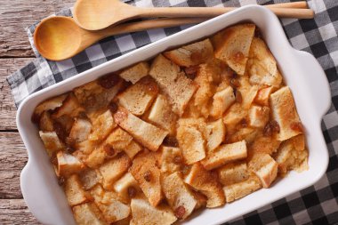 Üzümlü taze pişmiş ekmek pudding kapatmak kadar yatay üst v