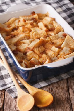 Taze pişmiş ekmek pudding üzüm ile yakın çekim pişirme çanağı