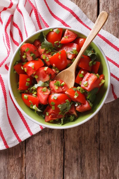 Comida vegetariana: salada de tomate com cebola em uma tigela close-up. ver — Fotografia de Stock
