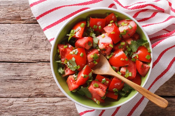 Comida vegetariana: ensalada de tomate con cebolla en un bowl close-up. Hor. — Foto de Stock