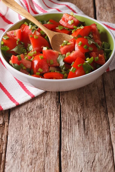 Salad tomat segar buatan sendiri dengan herbal dekat dalam mangkuk. verti — Stok Foto