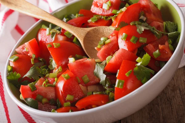 Salada de tomate fresco caseiro com ervas fechar em uma tigela. Horiz... — Fotografia de Stock