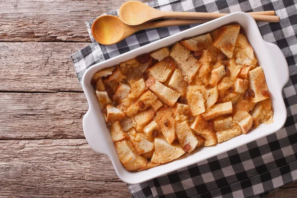 Fresh-baked English bread pudding in baking. horizontal top view — Stock Photo, Image