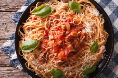 Amatriciana sosu yakın bir plaka üzerinde çekim spagetti. Yatay