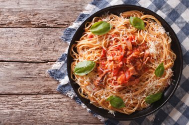 Peynir ve fesleğen bir plaka üzerinde amatriciana spagetti. Horizont