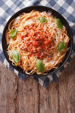 Amatriciana soslu spagetti bir plaka üzerinde. Dikey Üstten Görünüm