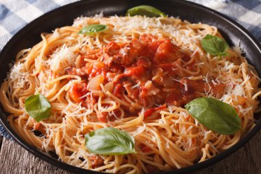 Amatriciana sosu yakın bir plaka üzerinde çekim spagetti. Yatay