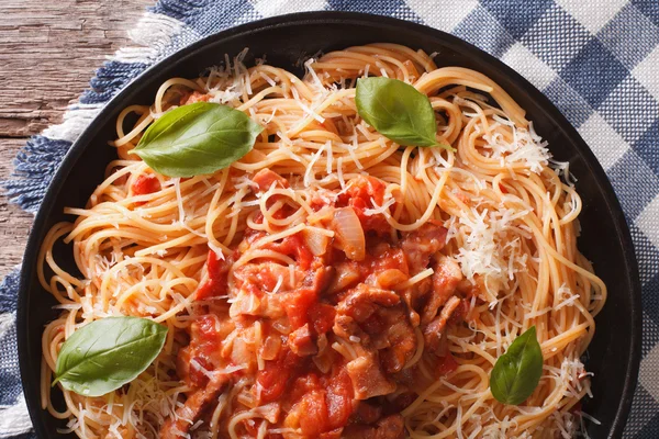 Fesleğen yakın çekim Amatriciana spagetti. Yatay üstten görünüm