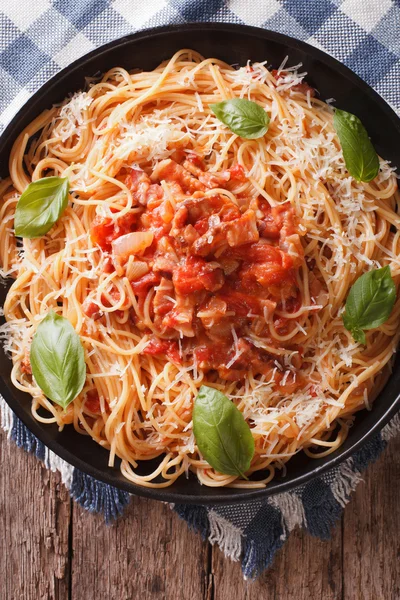 Espaguete com molho Amatriciana close-up em um prato. Vertical t — Fotografia de Stock