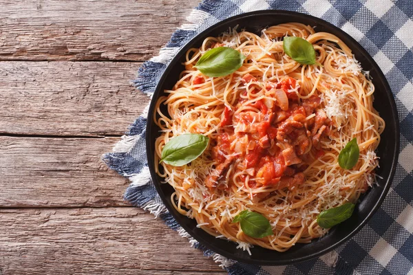 Amatriciana Spaghetti met kaas en basilicum op een plaat. Horizont — Stockfoto