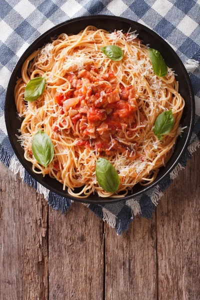 Μακαρόνια με σάλτσα Amatriciana σε ένα πιάτο. Κάθετη προβολή επάνω — Φωτογραφία Αρχείου