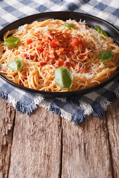 Italienisches Essen: Pasta mit Amatriciana-Sauce und Basilikum in Nahaufnahme. — Stockfoto