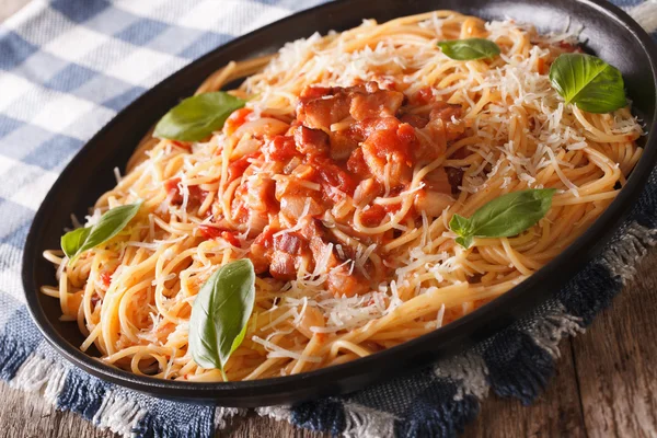 Italienisches Essen: Spaghetti mit Amatriciana-Sauce Nahaufnahme. Horizont — Stockfoto