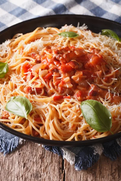 Spaghetti amatriciana mit Käse und Basilikum in Nahaufnahme auf einem Teller. — Stockfoto