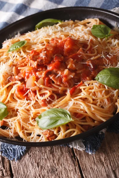 Amatriciana sosu yakın bir plaka üzerinde çekim spagetti. dikey
