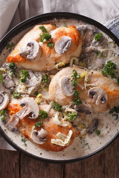 Ayam dengan jamur dan bawang dalam saus krim close-up. ubah — Stok Foto